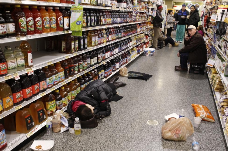 fot. Tami Chappell / Reuters / 29 stycznia 2014  Atlanta, Stany Zjednoczone  Przechodnie szukający schronienia przed burzą śnieżną trafili do pobliskiego supermarketu - Publix.
